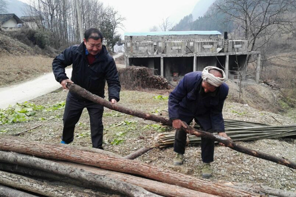 漢江師范學(xué)院校領(lǐng)導(dǎo)精準(zhǔn)扶貧與鄉(xiāng)親同吃同樂同勞動