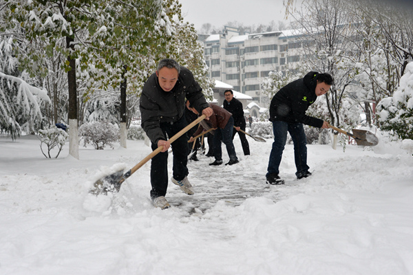 漢江師范學(xué)院數(shù)千名師生志愿者除校園積雪添靚麗風(fēng)景