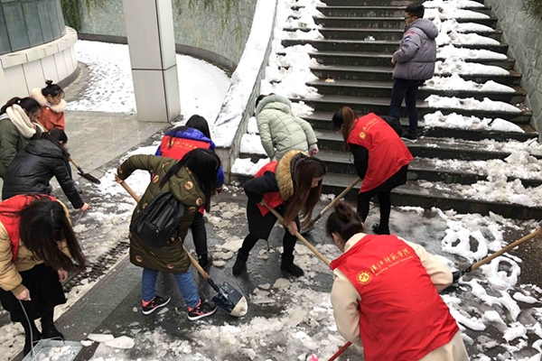 漢江師范學(xué)院數(shù)千名師生志愿者除校園積雪添靚麗風(fēng)景