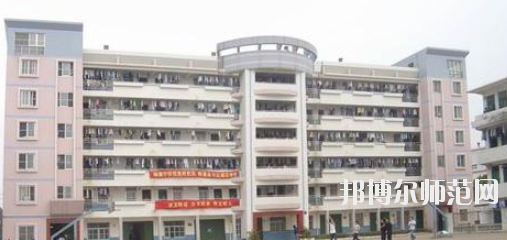 南寧2020年中專幼師學(xué)?？梢钥即髮? width=